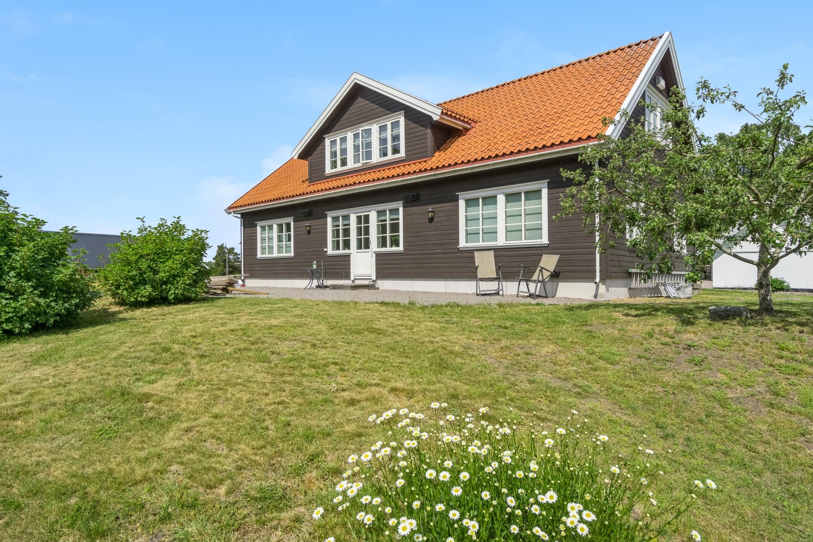 I leilighetsbygget er det tre leiligheter i 1. etasje, og én leilighet i 2. etasje Galleribilde