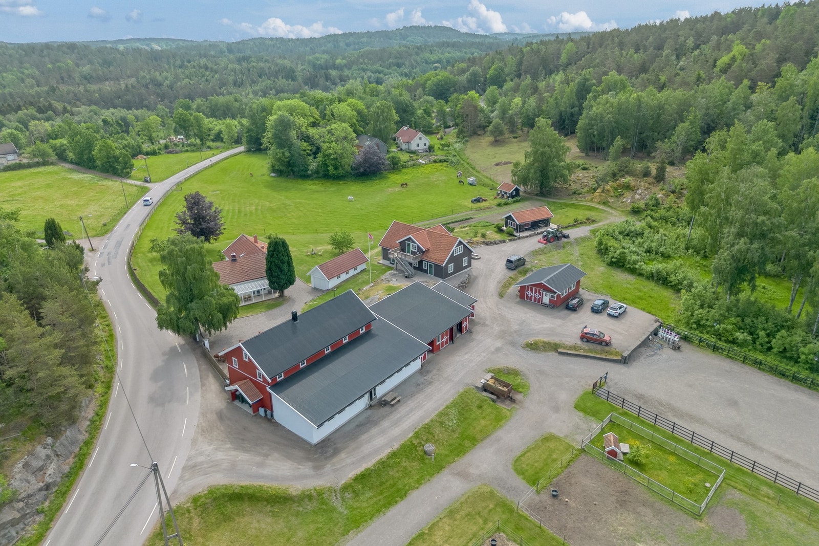 Tunet har en naturlig inndeling mellom driften og den private sfære rundt våningshuset. Galleribilde