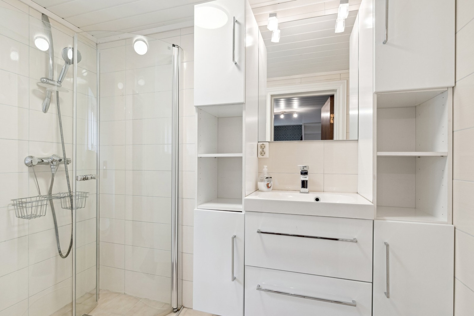 Badet i 1. etasje med dusjhjørne og en pen innredning Galleribilde