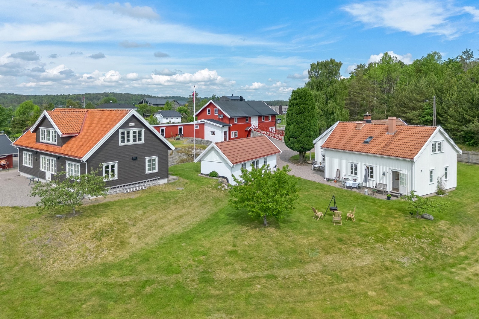 Et pent våningshus malt i hvitt utgjør hjertet på tunet. Leilighetsbygg fra 2015 med 4 godkjente leiligheter klare for utleie Galleribilde