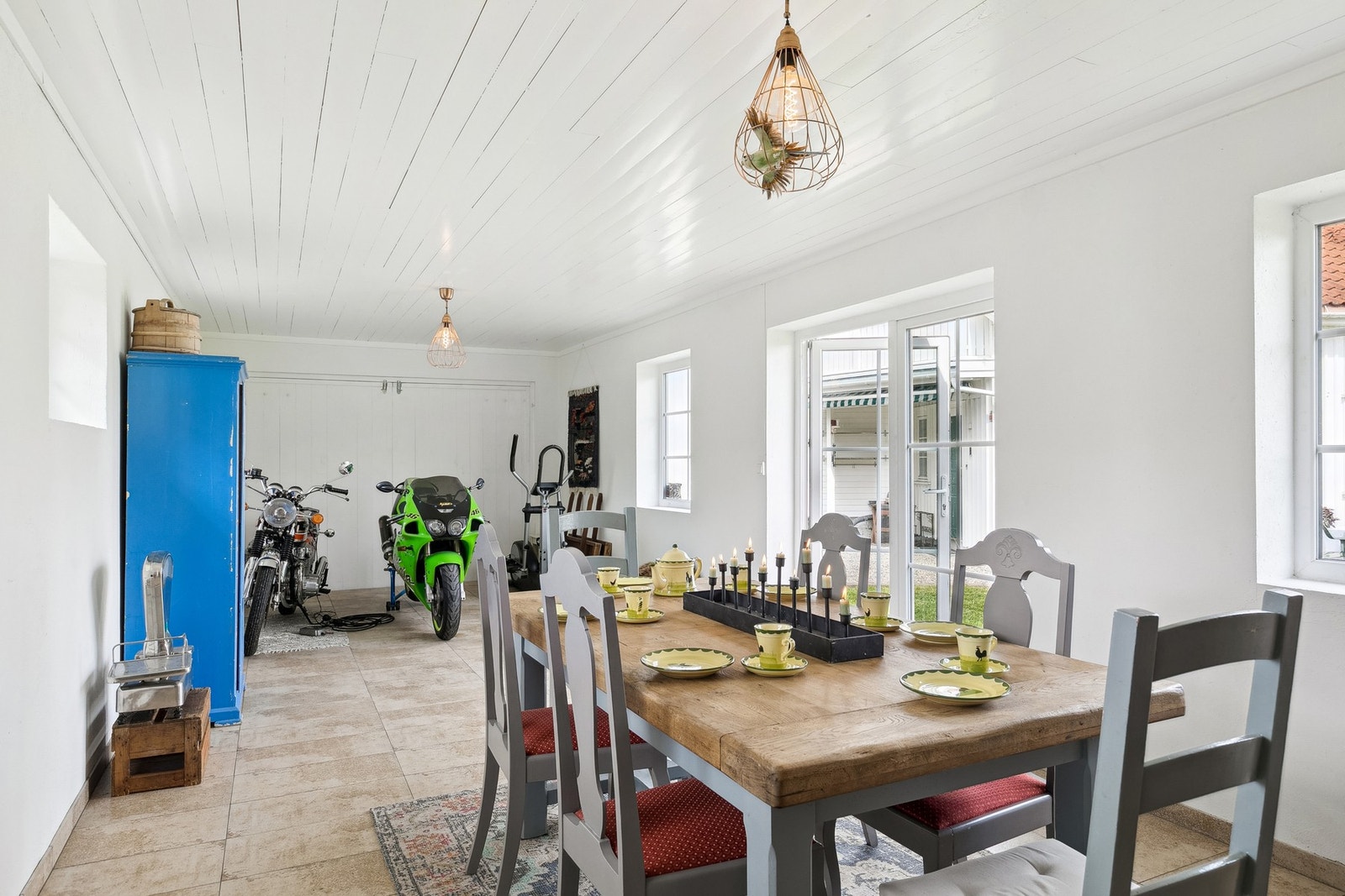 I garasjen er det satt inn to-fløyet verandadør ut til hagen, og har og vært benyttet til koselige sammenkomster i tillegg til garasje Galleribilde
