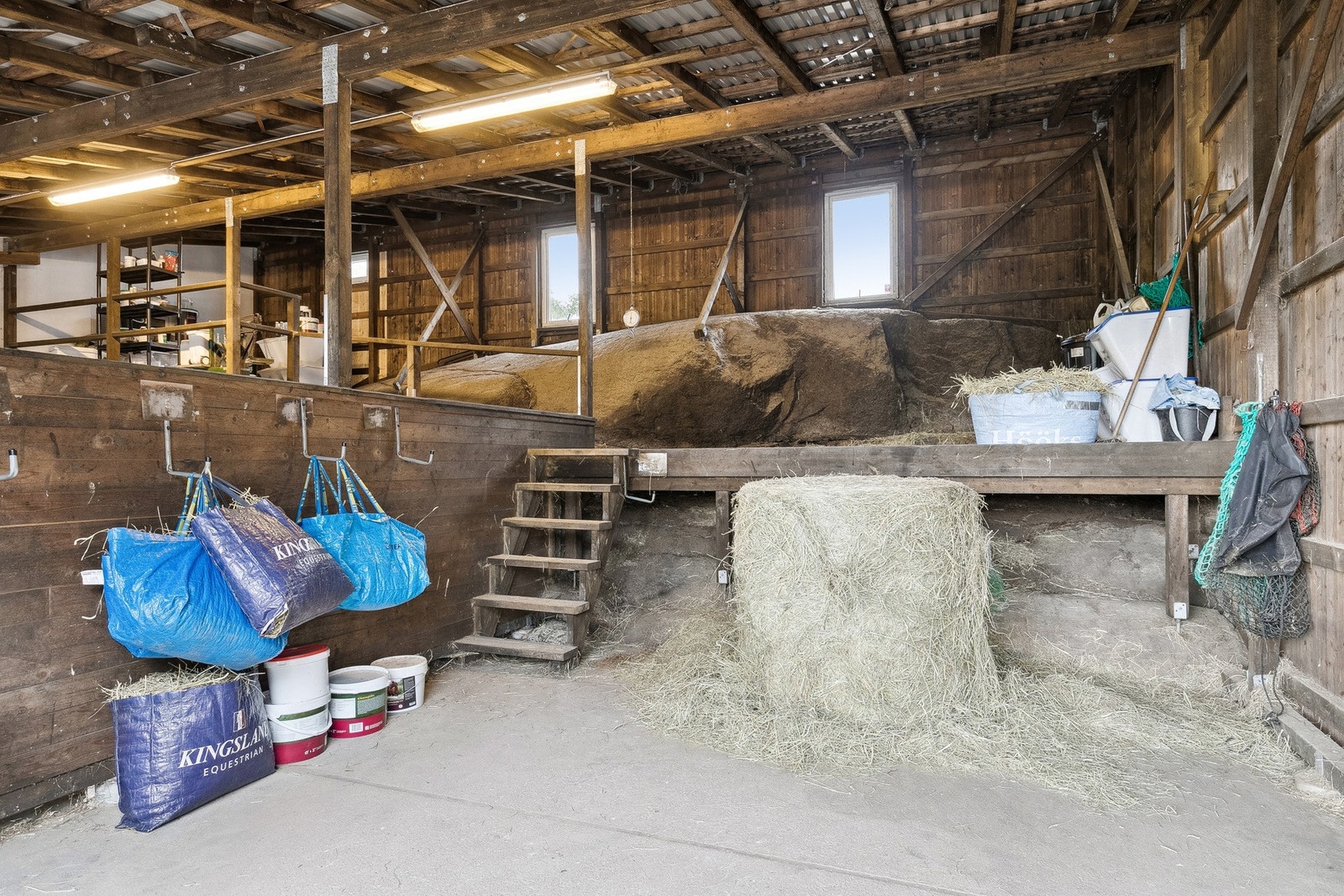 I låven, og ved stallene, er det god plass til bl.a. høy- og redskapslager Galleribilde