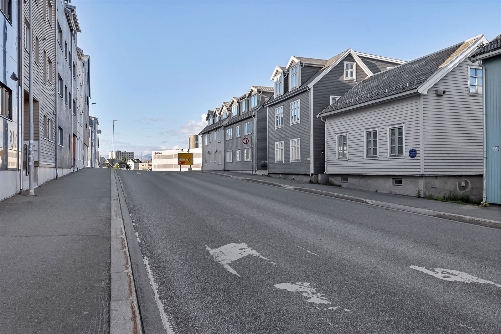 Velkommen til "Fattighuset" i Storgata - innholdsrik liten enebolig med utleie i kjelleren. Galleribilde