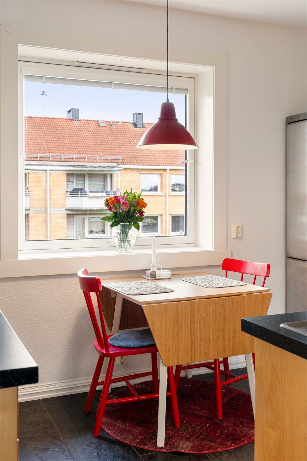 Det er plass til trivelig sitteplass ved vindu. Galleribilde