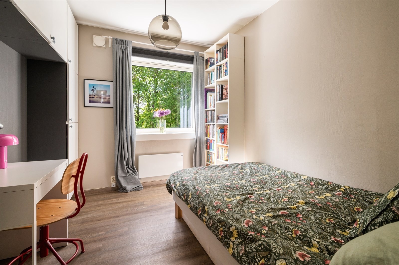 Soverommene er praktisk plassert på hver sin ende av boligen. Galleribilde