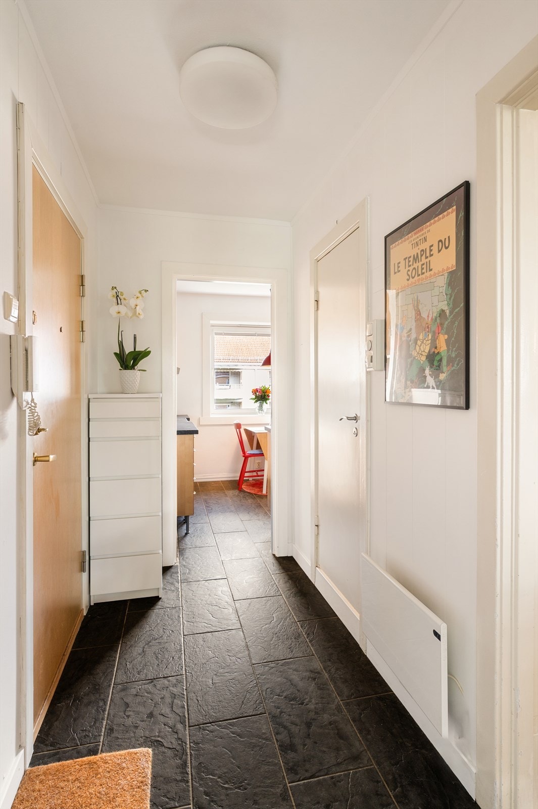 En lys entre med tilgang til praktisk kott for oppbevaring av yttertøy og sko. Det er og lyd- og brannklassifisert entrédør med kikkhull. For ytterligere lagring er det god oppbevaringsplass i boligens kjellerbod og loftsbod. Galleribilde