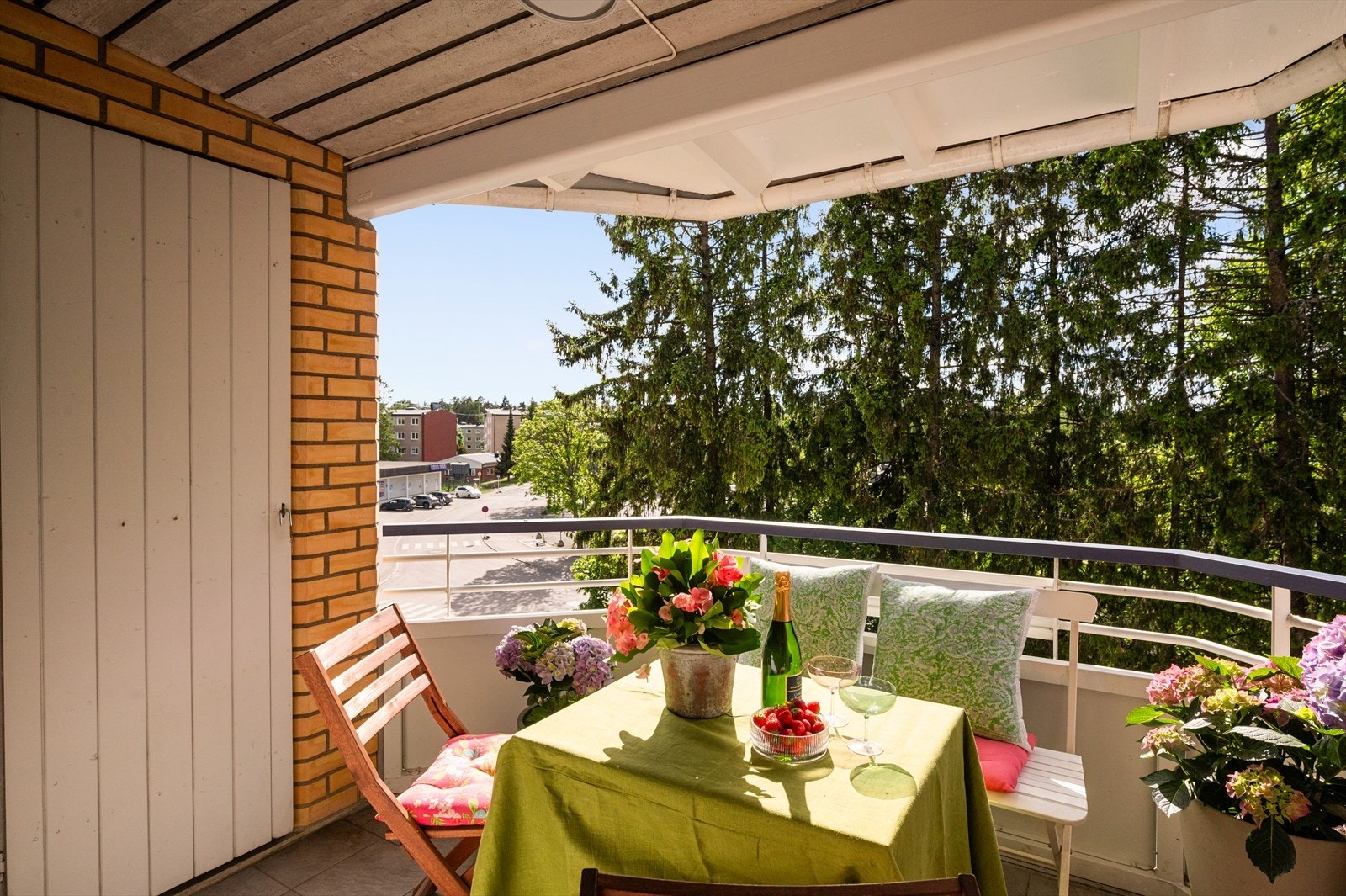 Fra stuen er det utgang til en skjermet, vestvendt balkong på 6m². Galleribilde