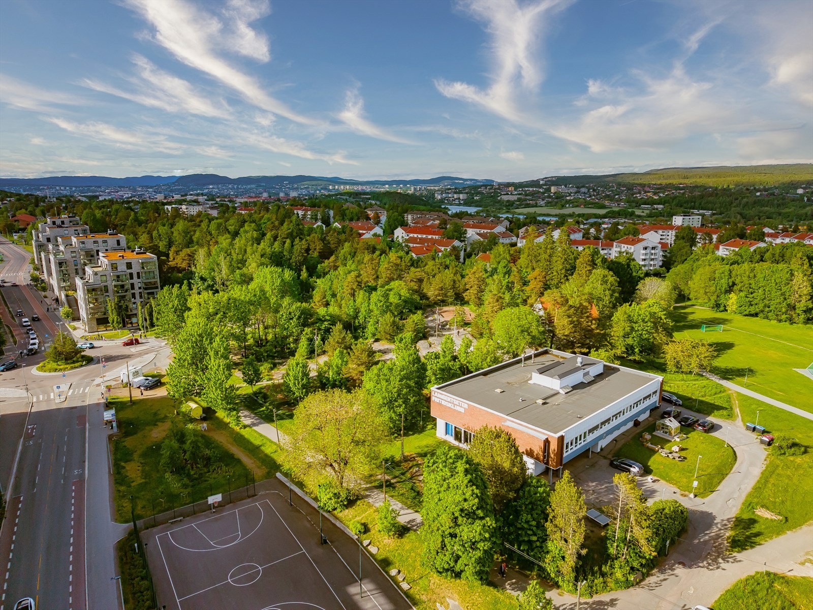Det finnes etablerte idrettsforeninger i bydelen innen fotball, håndball, friidrett, bryting og svømming. Galleribilde