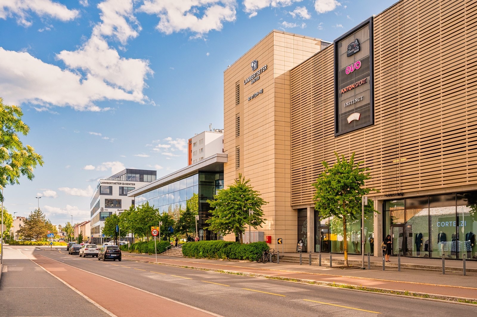Lambertseter Senter med et bredt utvalg av butikker, meny, kino, vinmonopol, spisesteder og tjenester ligger innen gangavstand. Galleribilde