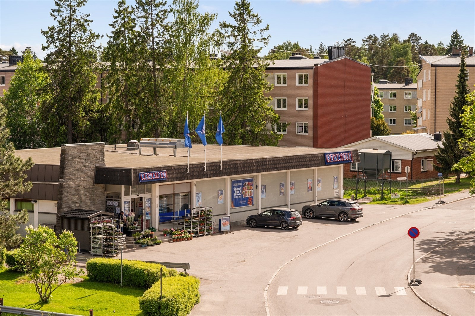 Dagligvarehandelen kan gjøres på REMA1000(2 min), KIWI(7 min) eller MENY på Lambertseter senter. Galleribilde