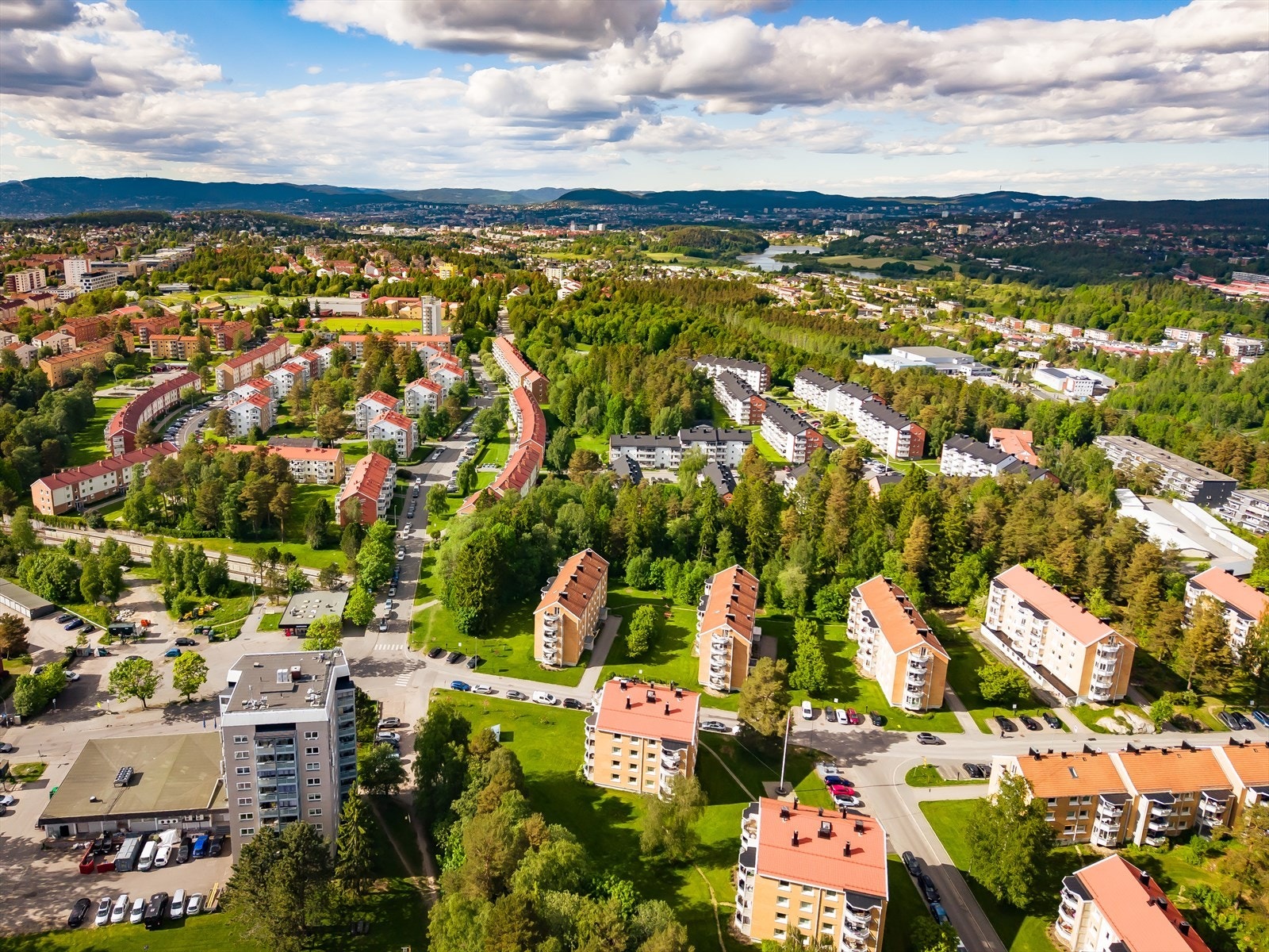 Bergkrystallen er populært for folk i alle aldre med nærhet til flere dagligvareforretninger som Kiwi, Rema 1000(2 min), treningssentre, svømmehall, frisør og spisesteder. Galleribilde