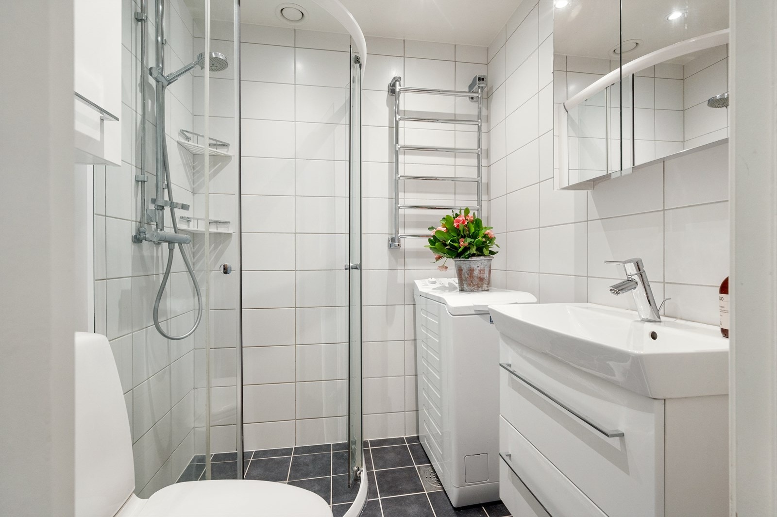 Et lyst og pent baderom oppusset i borettslagets regi i 2012 med innfelt downlights i himling. Galleribilde