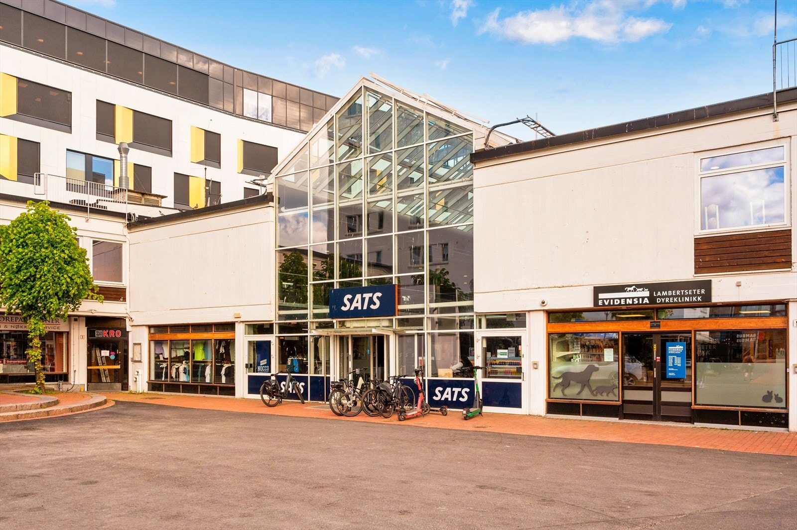 Rett ved senteret finner du også Deichman bibliotek og treningssenteret Sats! Galleribilde