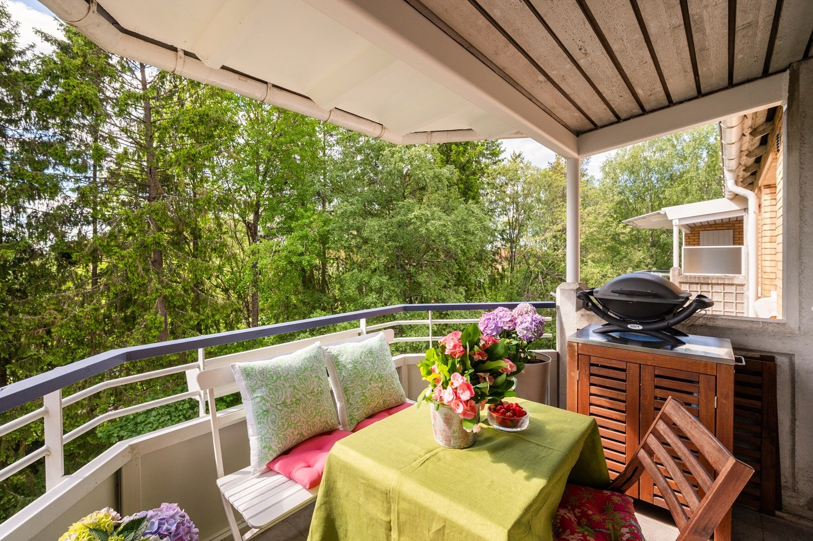 Her er det plass til det du måtte ønske av elektrisk-/gassgrill og balkongmøbler for fine sommerdager. Galleribilde