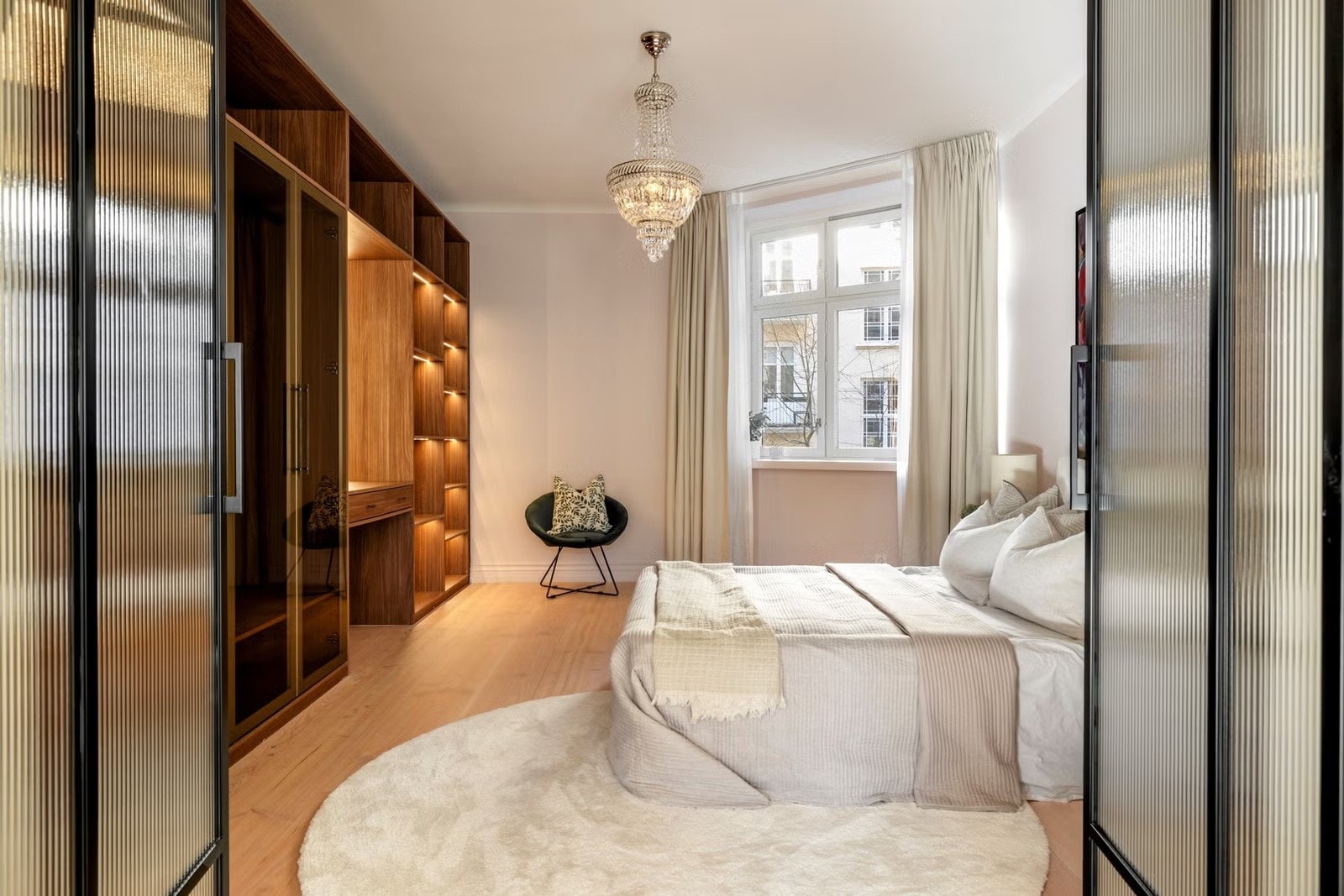Lyst og innbydende soverom med gode møbleringsmuligheter. Galleribilde