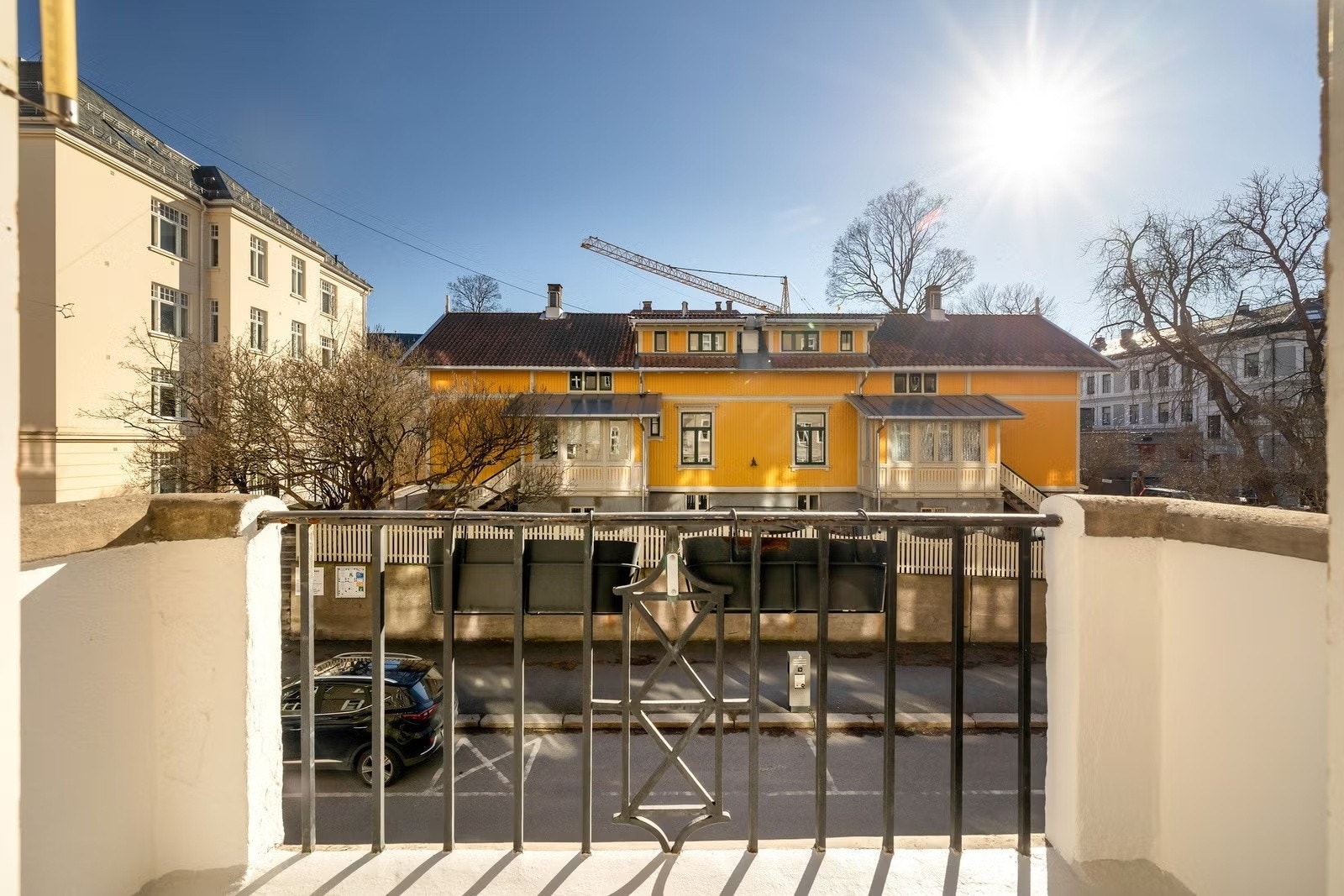Sydvendt balkong med gode lysforhold Galleribilde