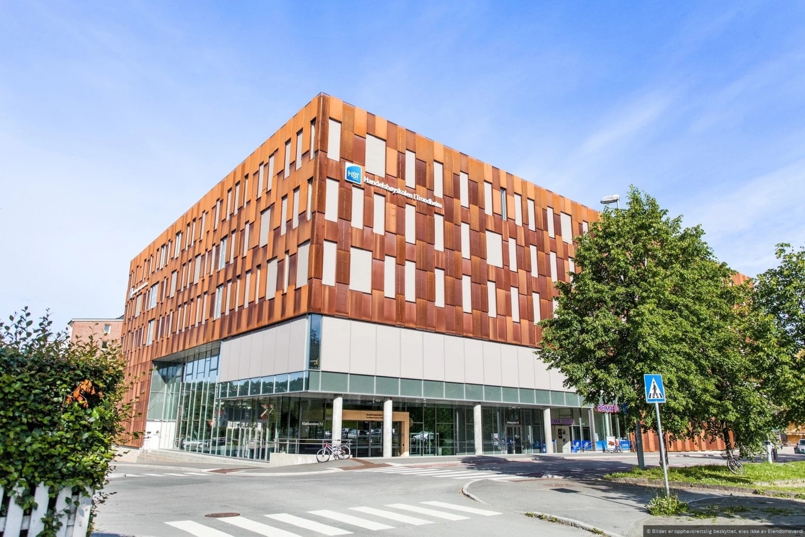 Handelshøyskolen ligger like over gata, knappe 100 meter unna. Galleribilde