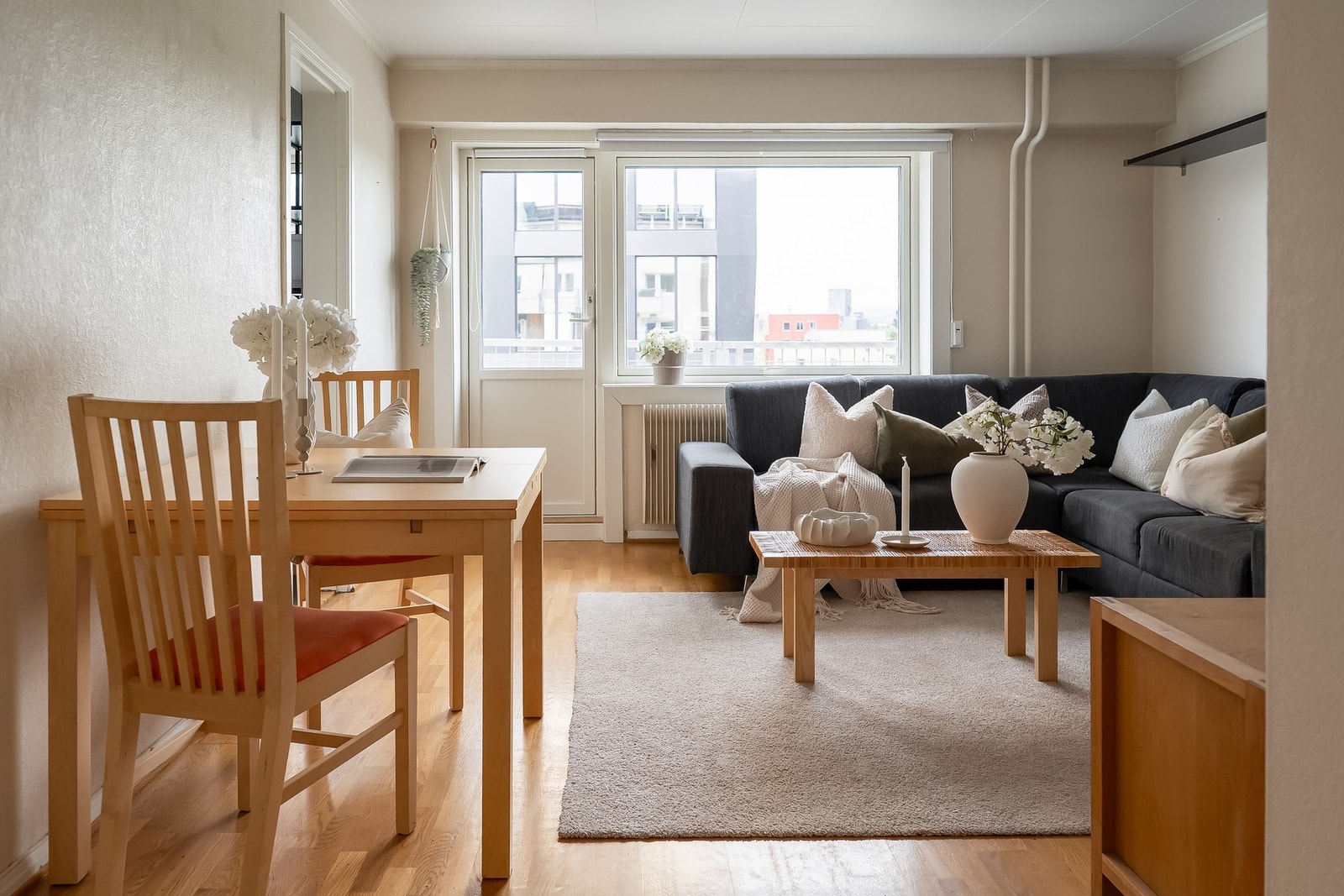 Stue med utstrakte vindusflater som slipper til masse naturlig dagslys. Galleribilde