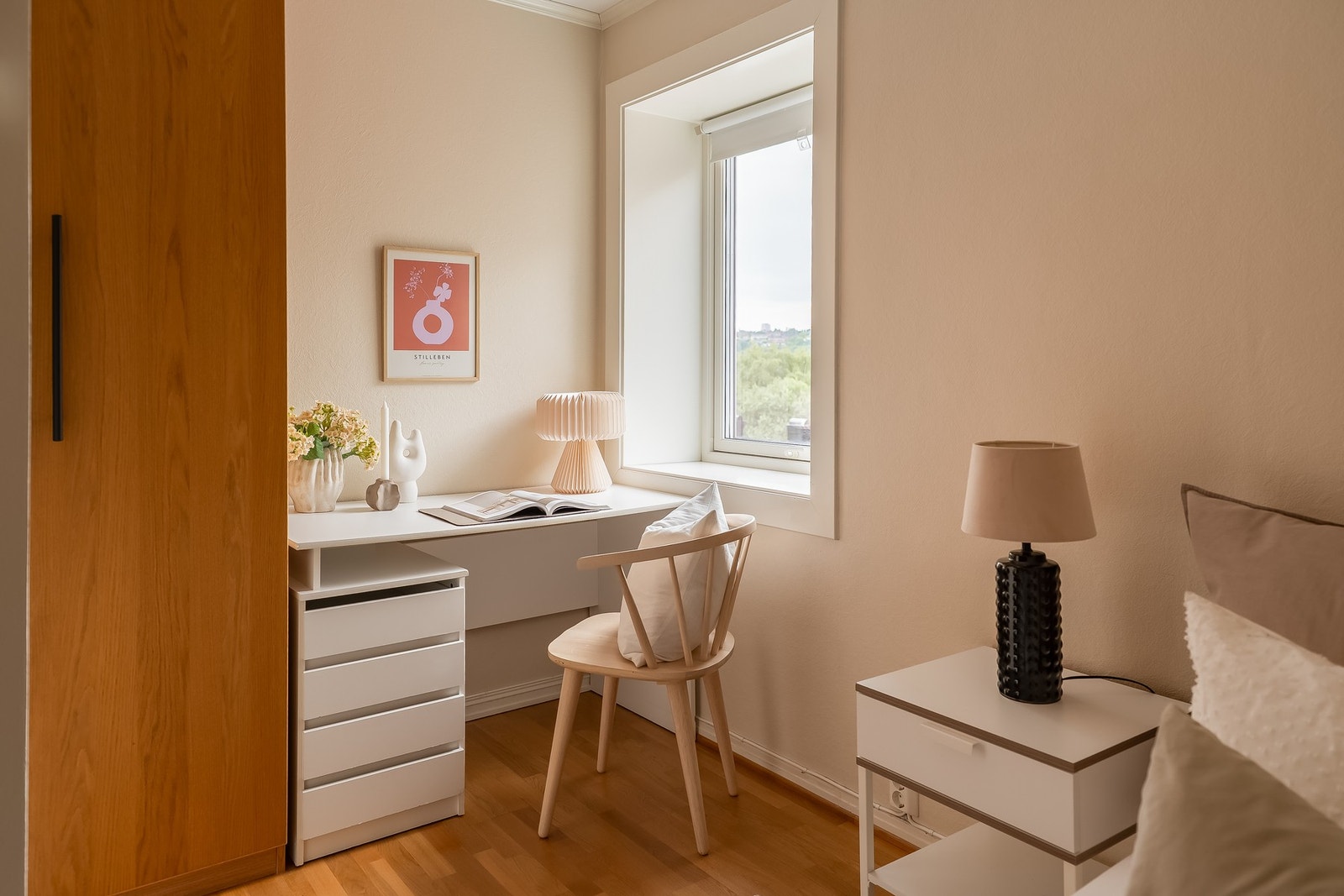 Som følge av leilighetens hjørneplassering med ekstra vindu er det etablert et ekstra soverom i deler av stuen. Galleribilde