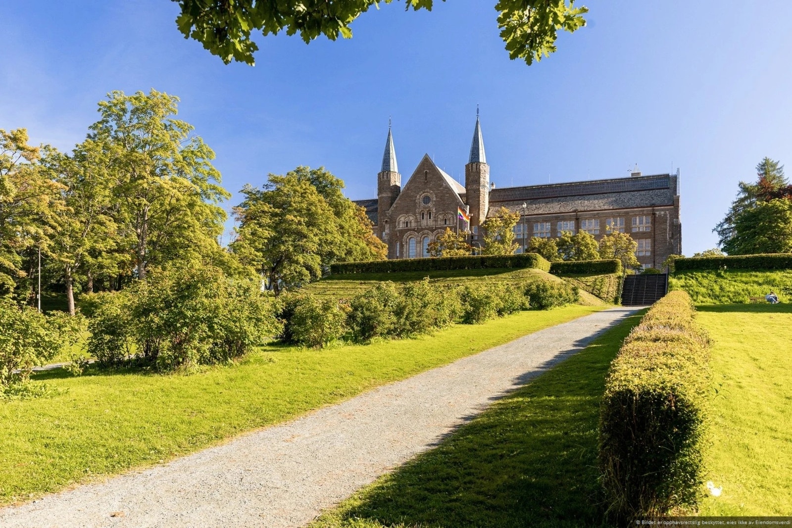 NTNU Gløshaugen, Høyskoleparken og St.Olavs nås til fots på ca. 10 minutter. Galleribilde