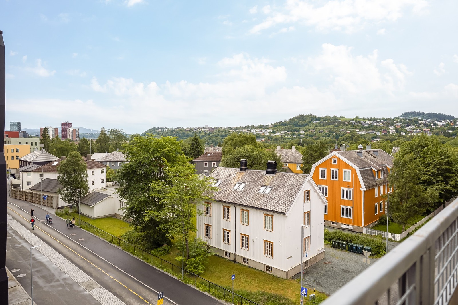 Her bor man tilbaketrukket fra Elgeseter gate som går på motsatt side av bygget, samtidig midt i smørøyet av byens store studie- og arbeidssteder. Galleribilde