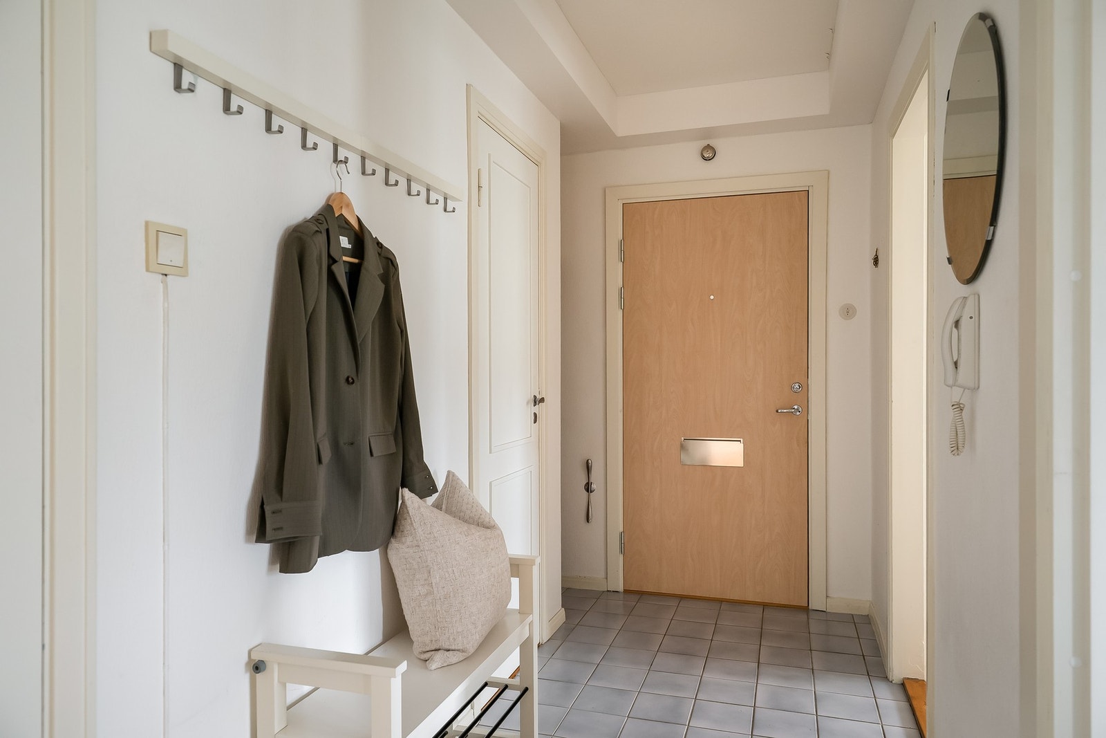 Det medfølger for øvrig bod i kjeller og på loft med gode lagringsmuligheter. Enkel adkomst har man via heis. Galleribilde