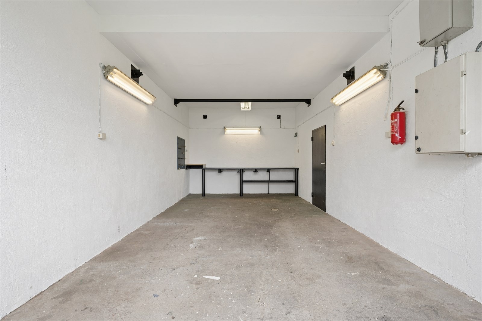 Garasje eller verkstedplass i låven med betonggulv. Galleribilde