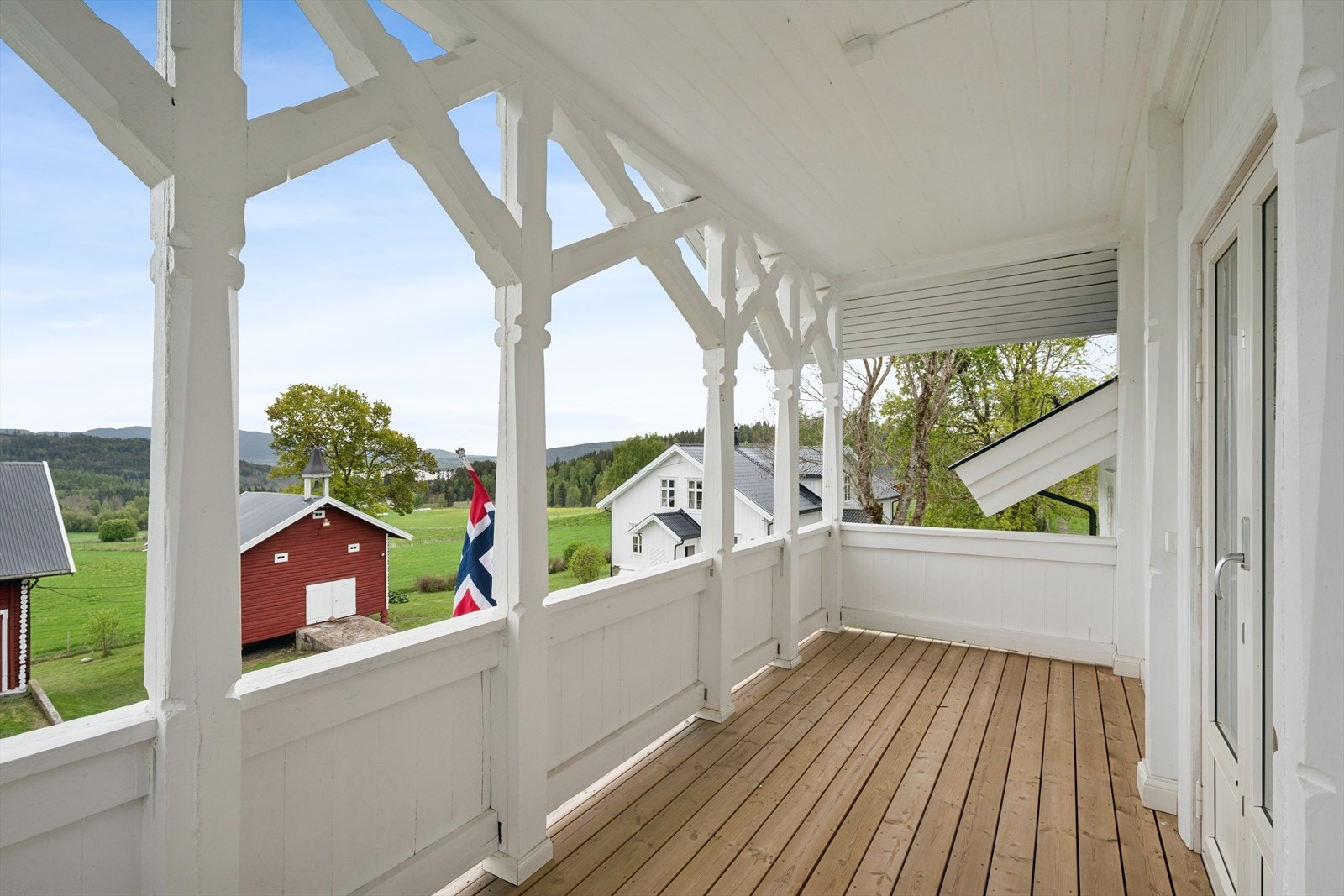 Fra den overbygde verandaen har man god oversikt over gårdstunet. Galleribilde
