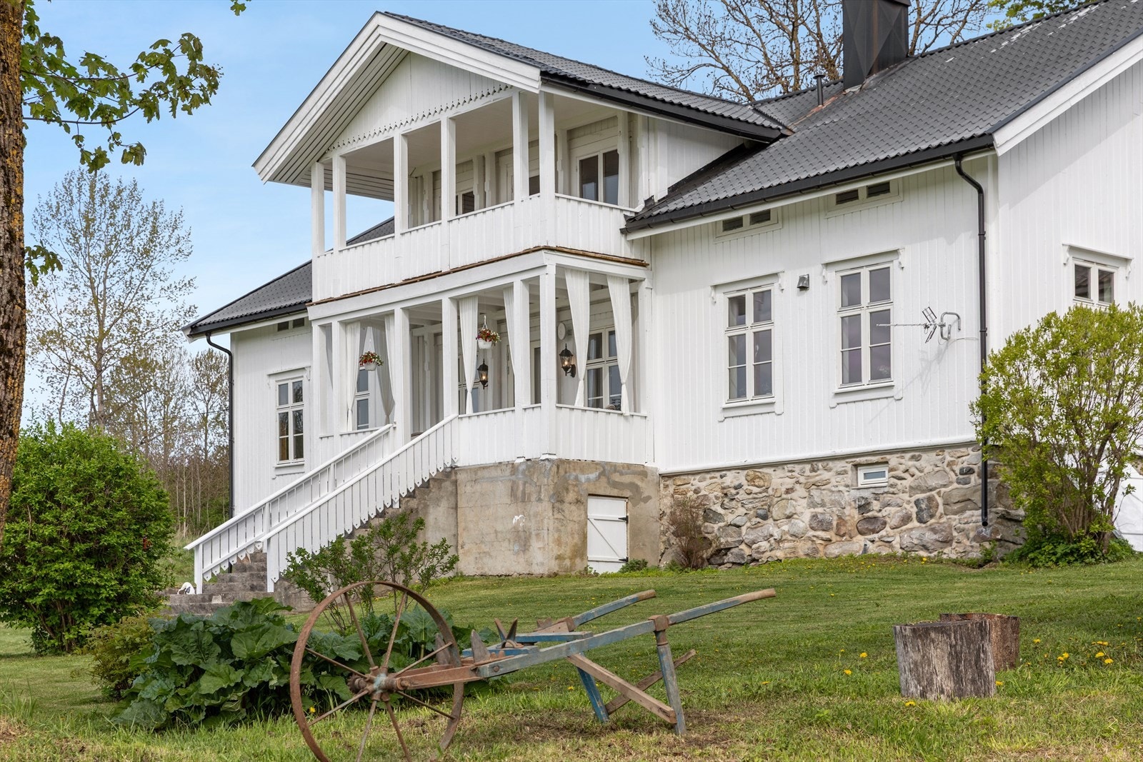 Veranda og balkong i tradisjonell stil, oppført i trekonstruksjon. Galleribilde