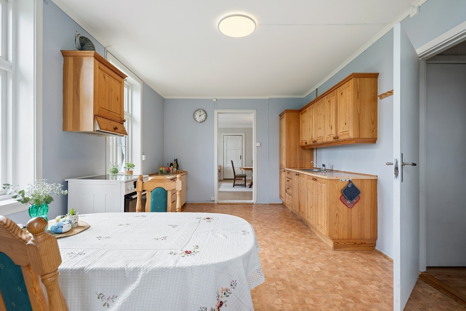Kjøkkenet er romslig og har god plass til frokostbord. Galleribilde