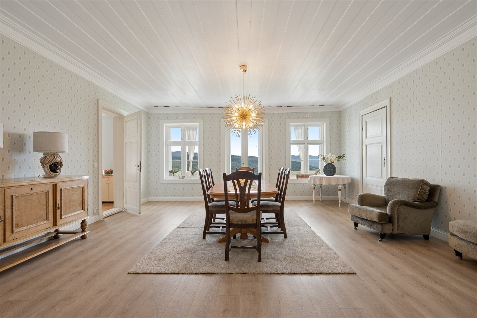 En av stuene har god plass til en stor spisegruppe, perfekt for sosiale sammenkomster. Galleribilde