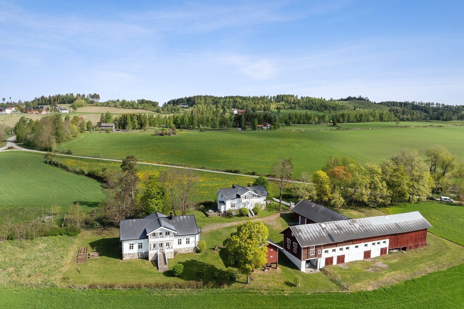 Eiendommen ligger usjenert til i et vakkert kulturlandskap, med flott utsikt mot Randsfjorden. Galleribilde