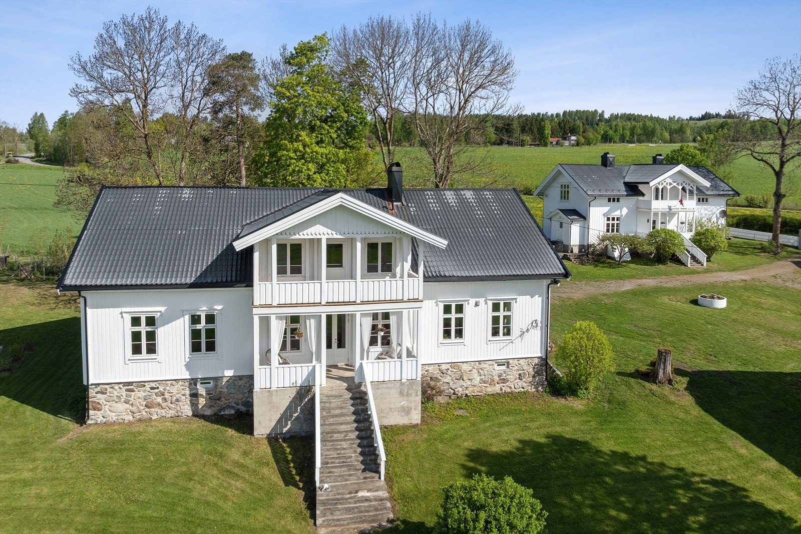 De to våningshusene ligger fint plassert i terrenget med god avstand til hverandre. Galleribilde