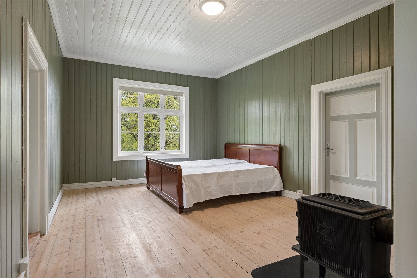 Soverom med panelkledde vegger og originale tregulv. Galleribilde