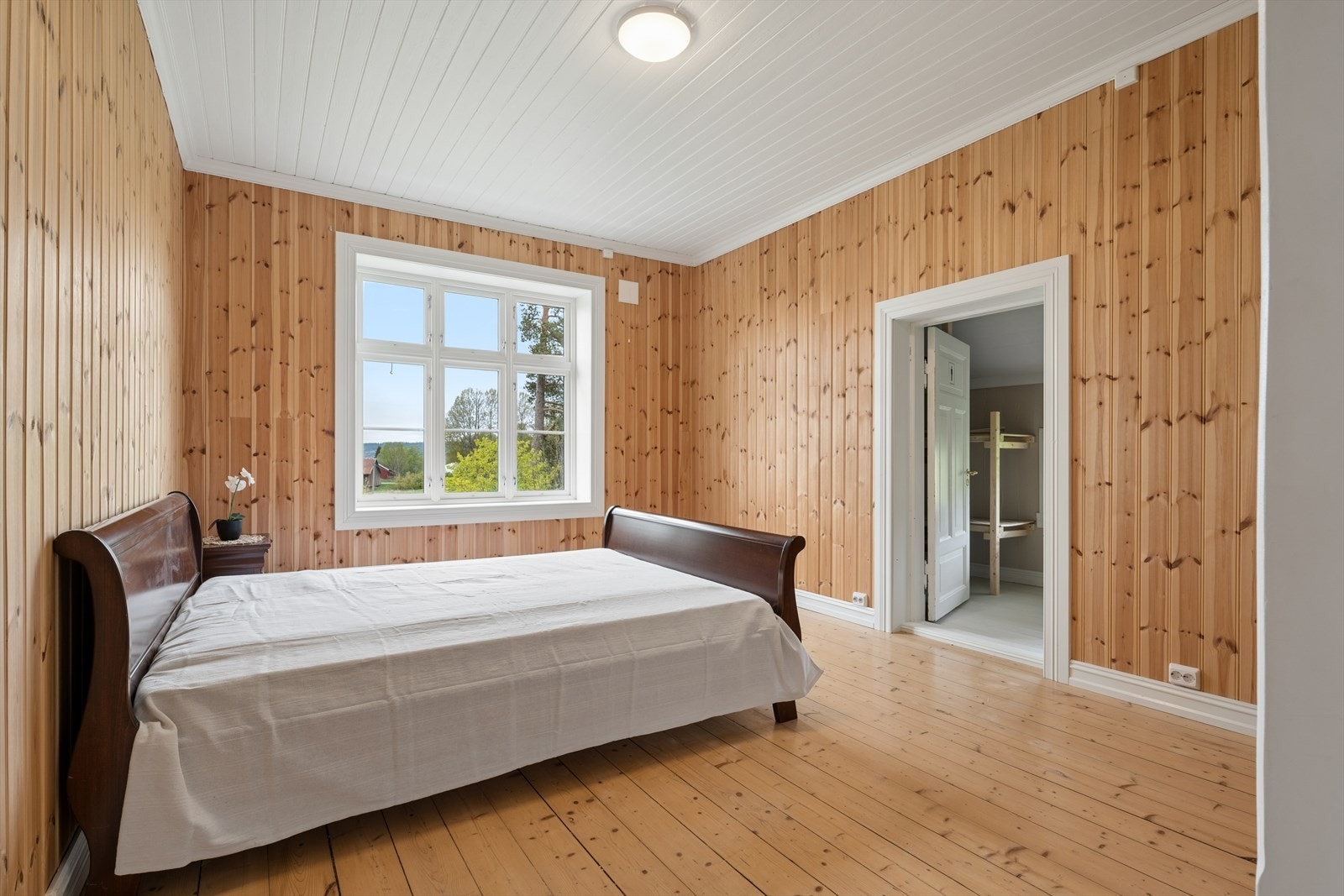 Soverom med trepanel på vegger og i tak. Galleribilde