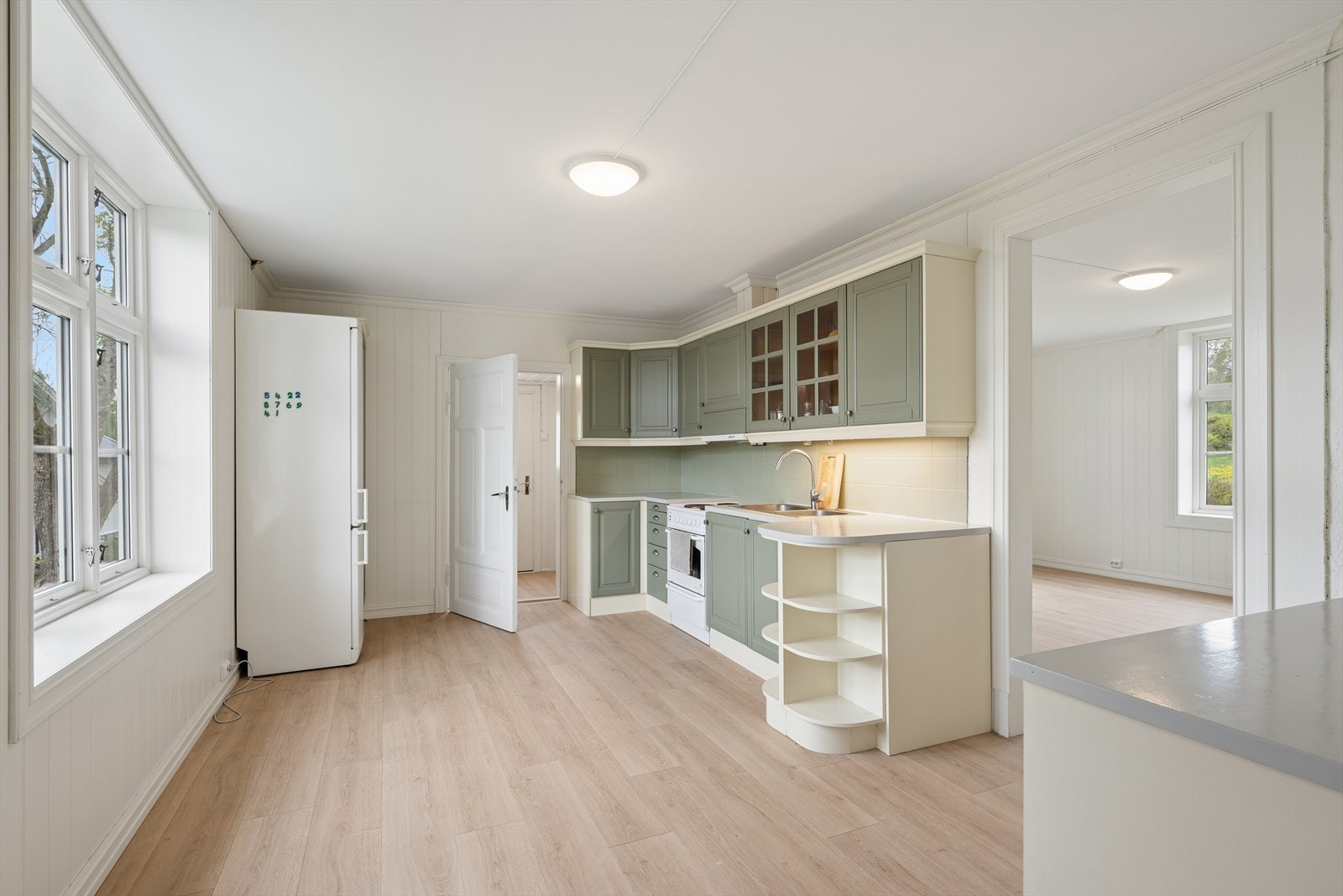 Kjøkken i Våningshus 2 med profilerte fronter og benkeplate i heltre. Galleribilde