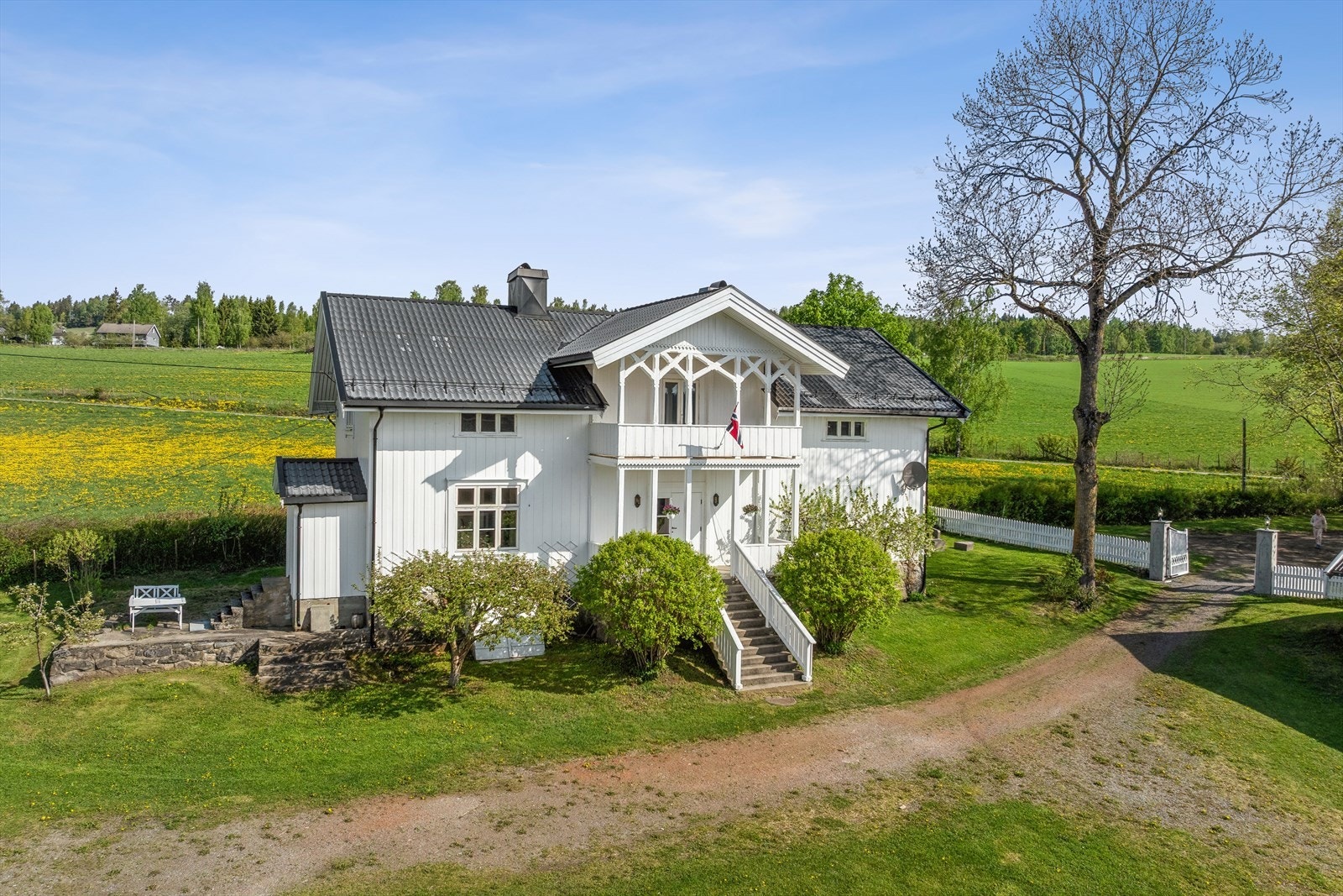Et historisk og innholdsrikt gårdstun fra 1870, med to våningshus, låve og stabbur som omkranser et trivelig tun. Galleribilde