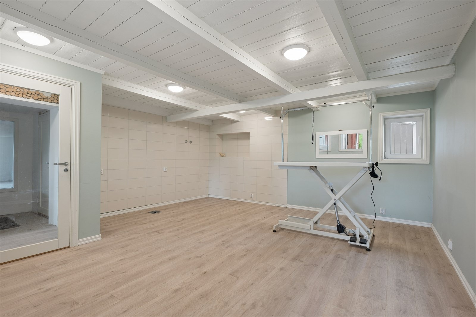 I låven er det innredet et lyst og funksjonelt rom, tidligere brukt som behandlingsrom. Galleribilde