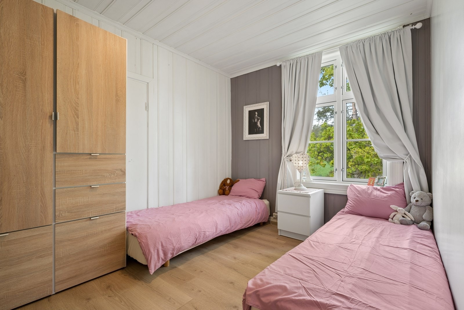 Soverom med plass til to senger og garderobeskap. Galleribilde