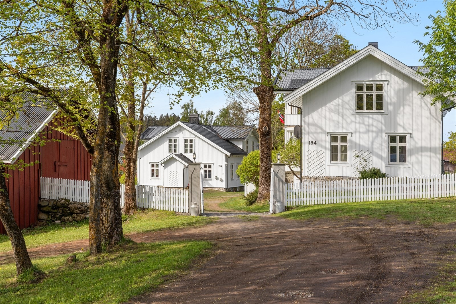 Inne i hus våningshus nr. 2 finner du også en innholdsrik planløsning. Galleribilde