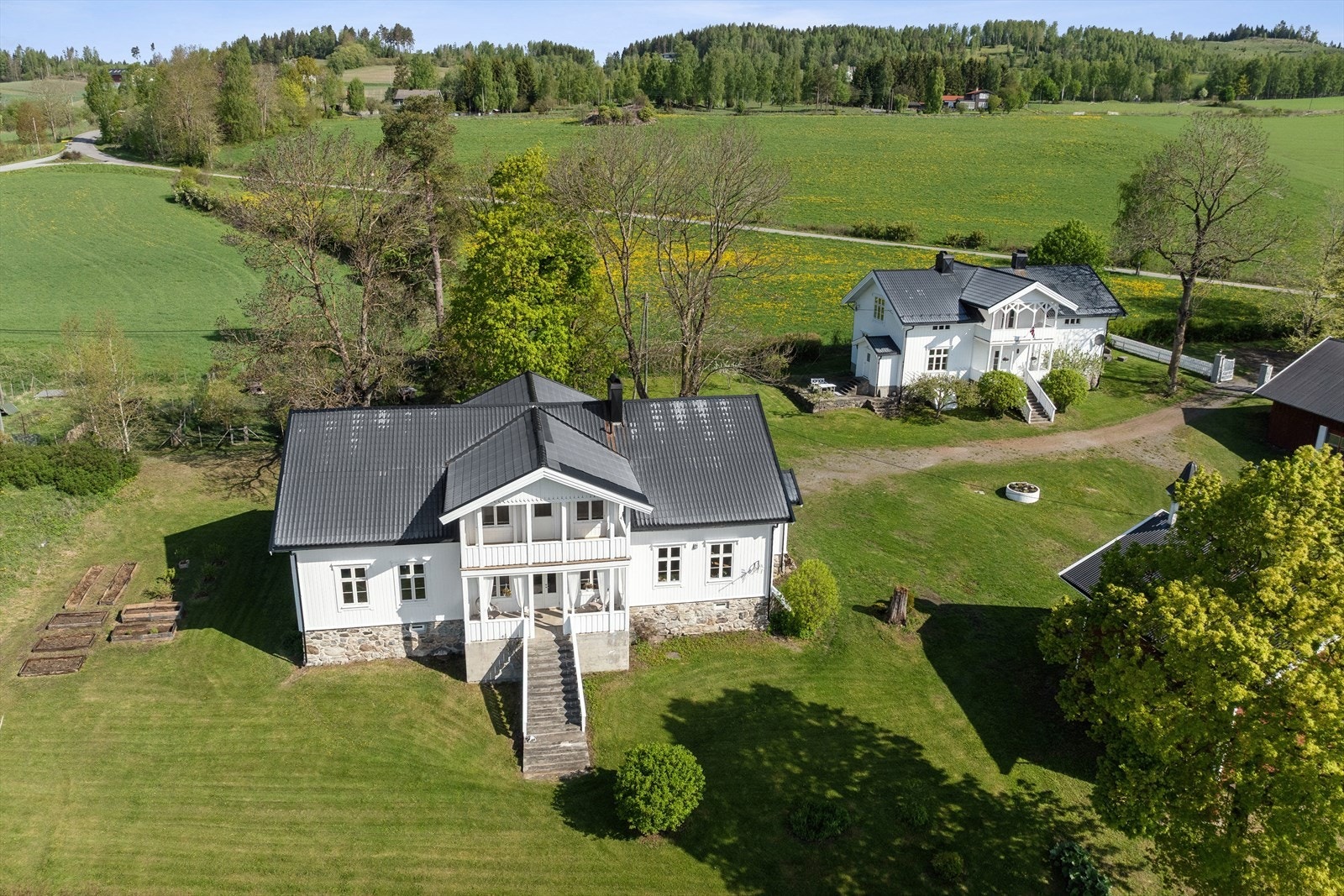 La oss gå inn i det første våningshuset. Galleribilde