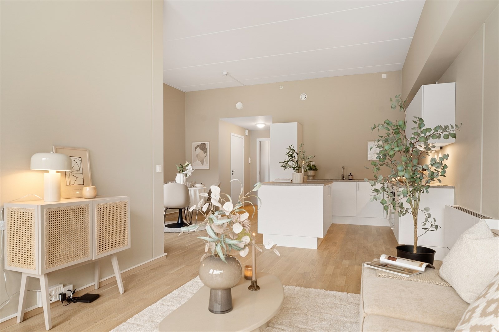 Gode møbleringsmuligheter med god plass til sofagruppe og spisebord Galleribilde