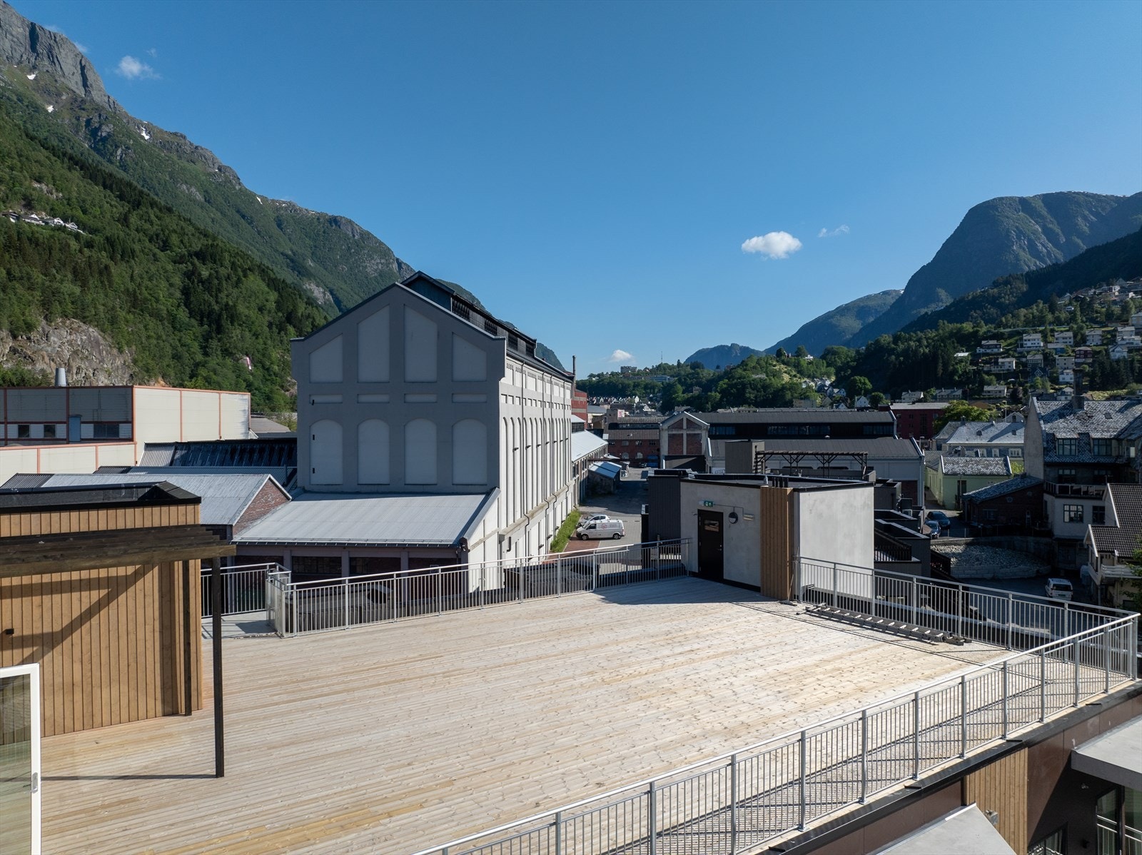 Gode møbleringsmuligheter på stor felles takterrasse Galleribilde
