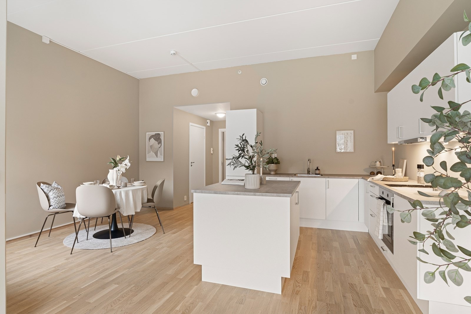 Leiligheten er som ny og innredet i moderne farge- og materialvalg. Galleribilde
