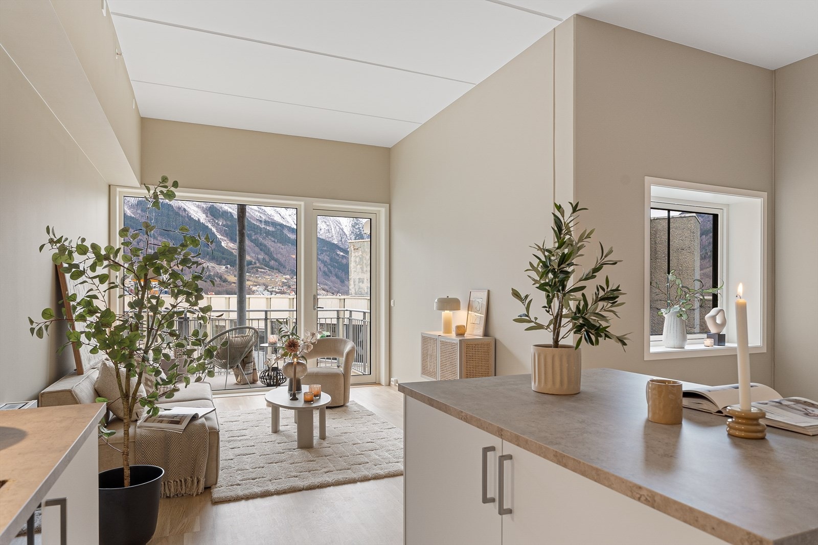 Store vindusflater gir mye naturlig lys Galleribilde