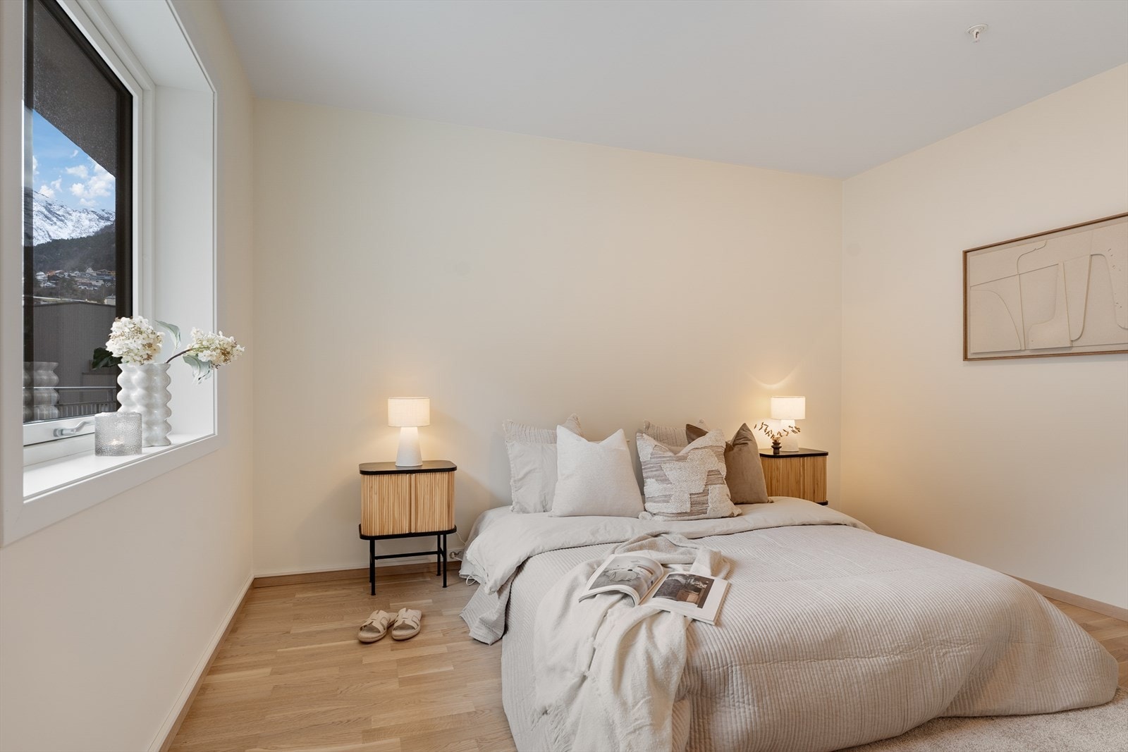 Romslig soverom med god plass til dobbelseng og stor garderobe Galleribilde