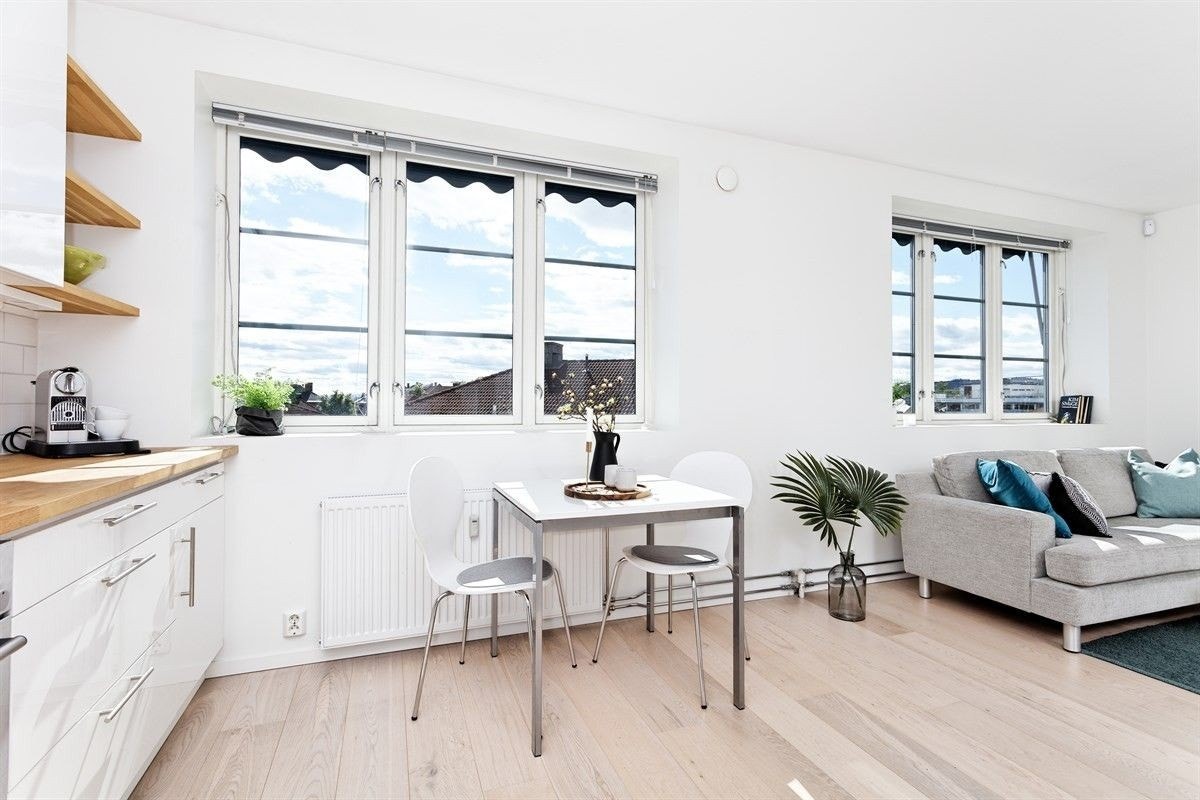 Nyt den hyggelige og usjenerte utsikten mot bakgården fra frokostbordet. Galleribilde