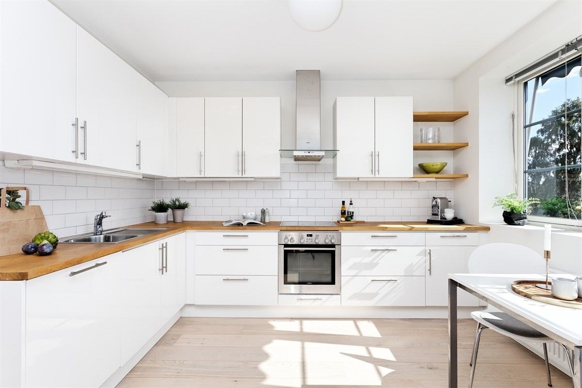 Lekker, moderne innredning fra 2013. Integrert oppvaskmaskin og komfyr medfølger. Galleribilde