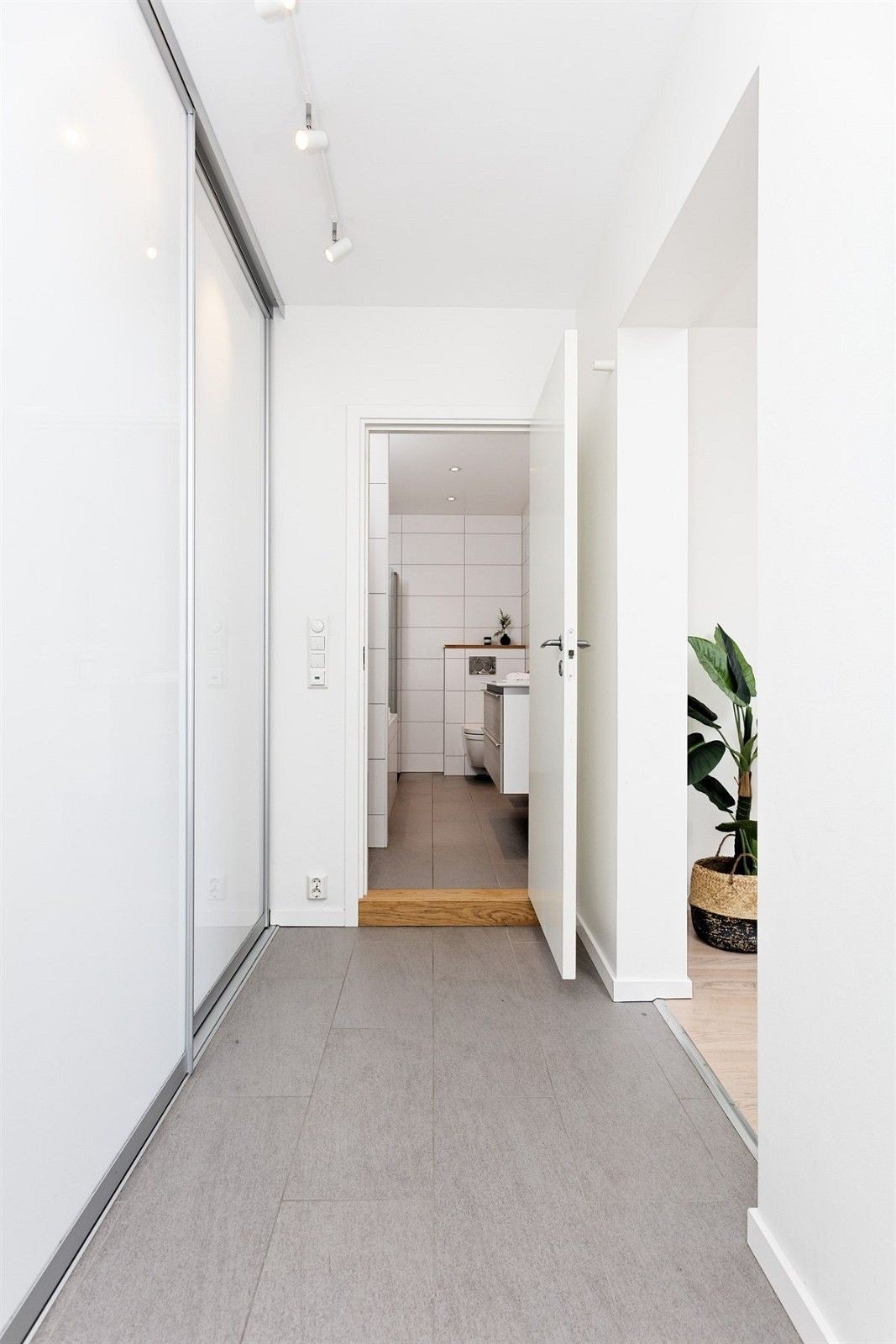 Entré med gulvvarme og stor skyvedørsgarderobe for oppbevaring. Galleribilde
