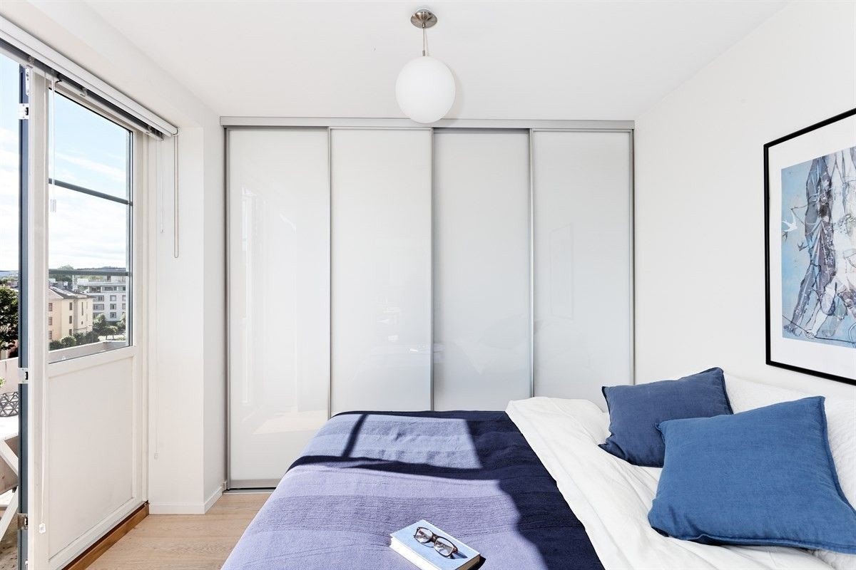 Oppbevaringsmuligheter i skyvedørsgarderobe og adkomst til balkong. Galleribilde